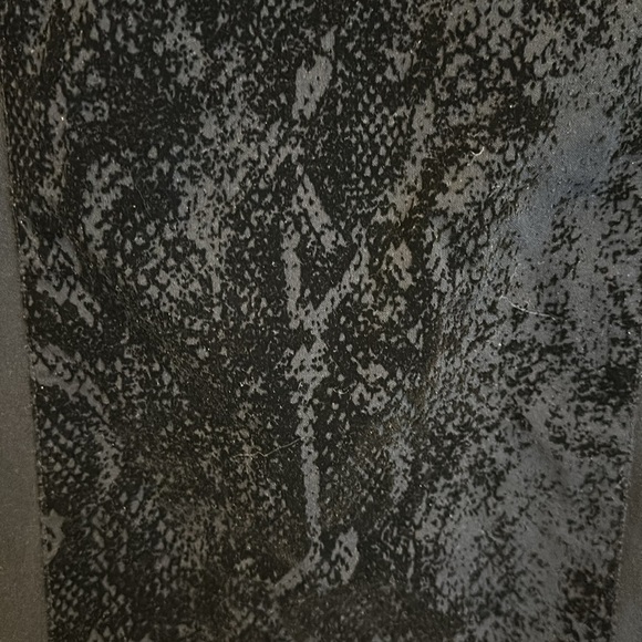 Van Heusen black with snake print zipper back closure and slit skirt size 6 NWT - Picture 4 of 4